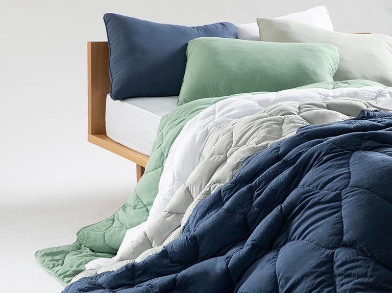 Мягкое стеганое одеяло из микрофибры King Size 235X215 см серого цвета