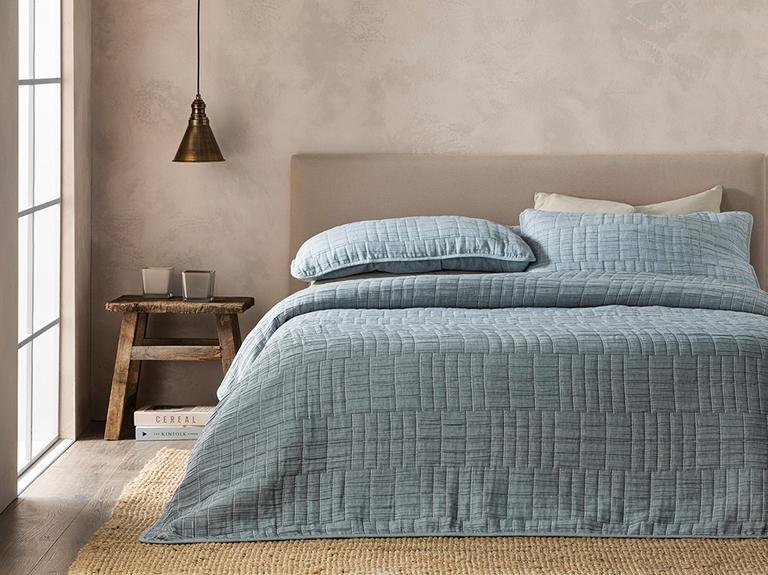 Комплект двуспального жаккардового покрывала Cozy Rectangles Filled 240x260 см синий